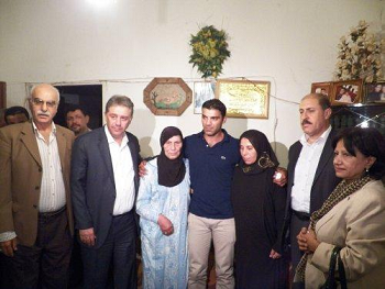 أبو عمار» يعود إلى حضن والدته بعد 31 عاماً