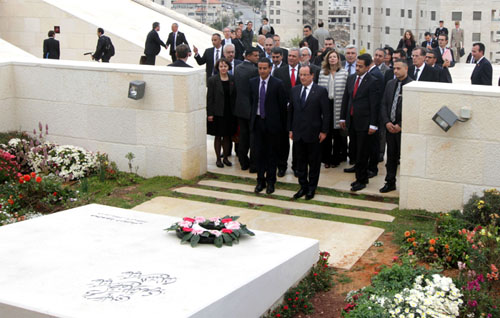 الرئيس الفرنسي يزور ضريح ومتحف درويش