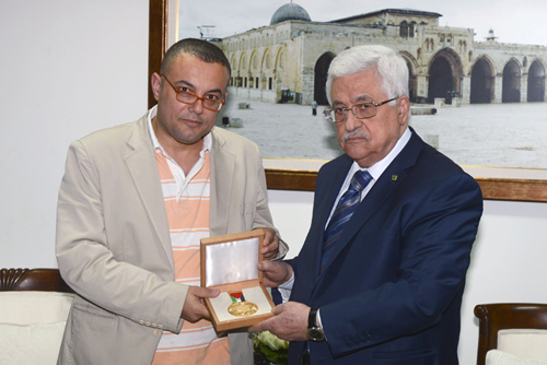 الرئيس يمنح الشهيد نعيم طلال أبو سيف نوط القدس