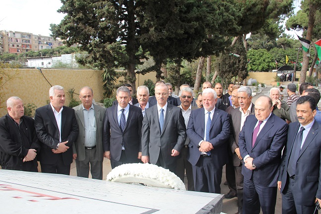 حمدلله يزور مثوى شهداء فلسطين