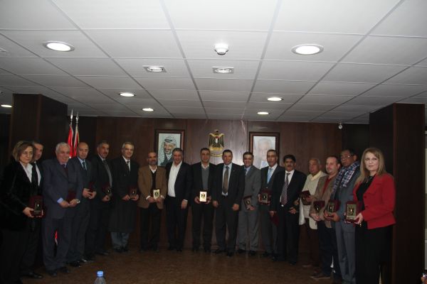 دبور يقيم حفل تكريمياً على شرف أطباء الأسنان