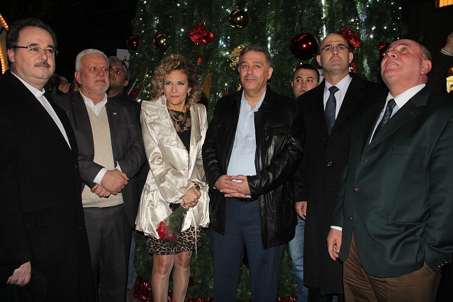 السفير دبور يشارك اهالي مخيم ضبية في اضاءة شجرة الميلاد