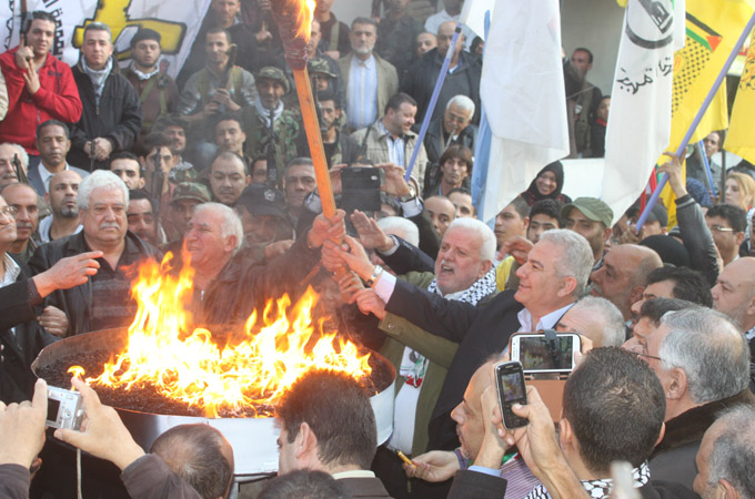 حركة فتح تضيء شعلة انطلاقتها "49" في مخيم عين الحلوة
