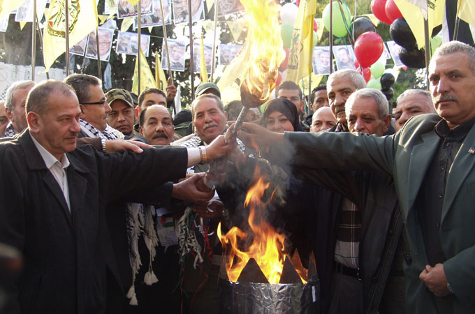 حركة فتح تضيء شعلة انطلاقتها "49" في مخيم البرج الشمالي