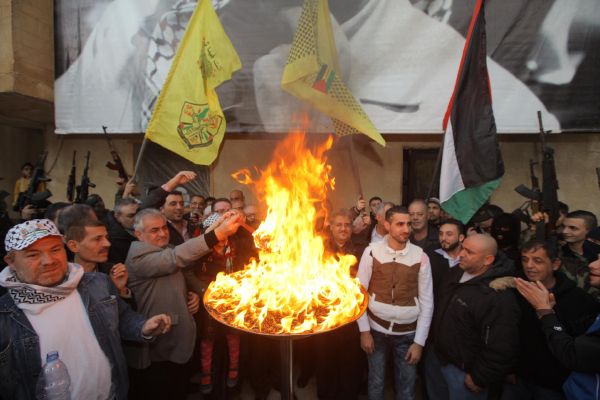 شعلة فتح المتقدة تضيء سماء مخيمات بيروت