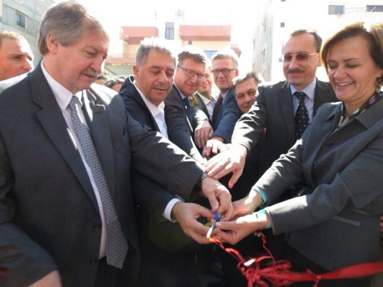 السفير دبور يشارك في حفل تسليم الوحدات السكنية في حي المهجرين