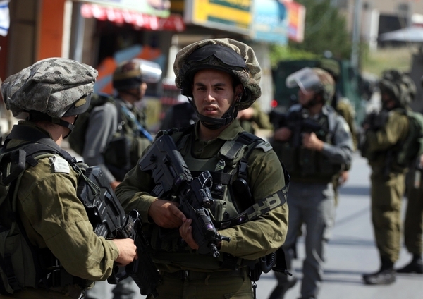 الاحتلال يعتقل مواطنين من الخليل ويسلم اخرين اخطارات بهدم محلاتهم التجارية