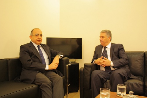 السفير دبور يلتقي د. حسن منيمنة، رئيس لجنة الحوار اللبناني الفلسطيني في السراي الكبير