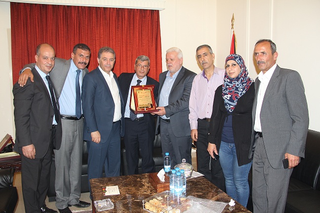 قراقع يكرم دبور وابو العردات