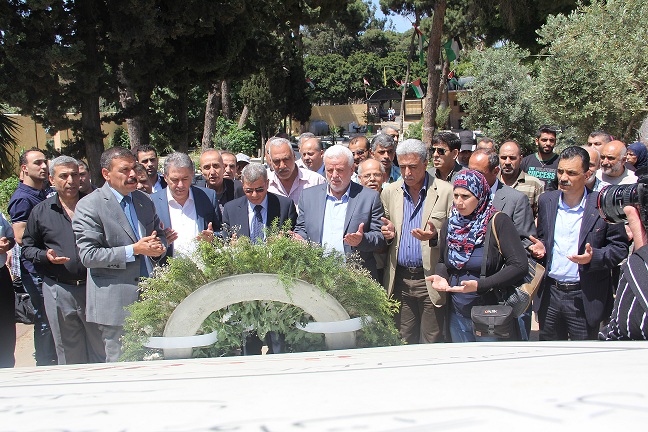 قراقع يزور مقبرة الشهداء ويضع اكاليلاً من الورد