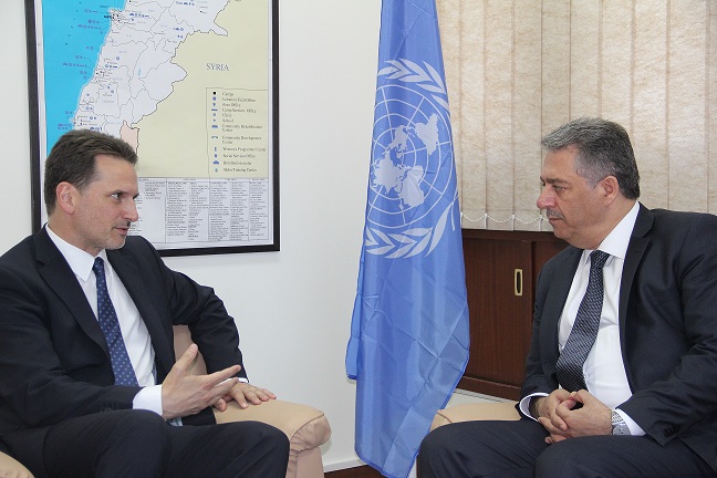 دبور التقى  المفوض العام للانروا كراهينبول