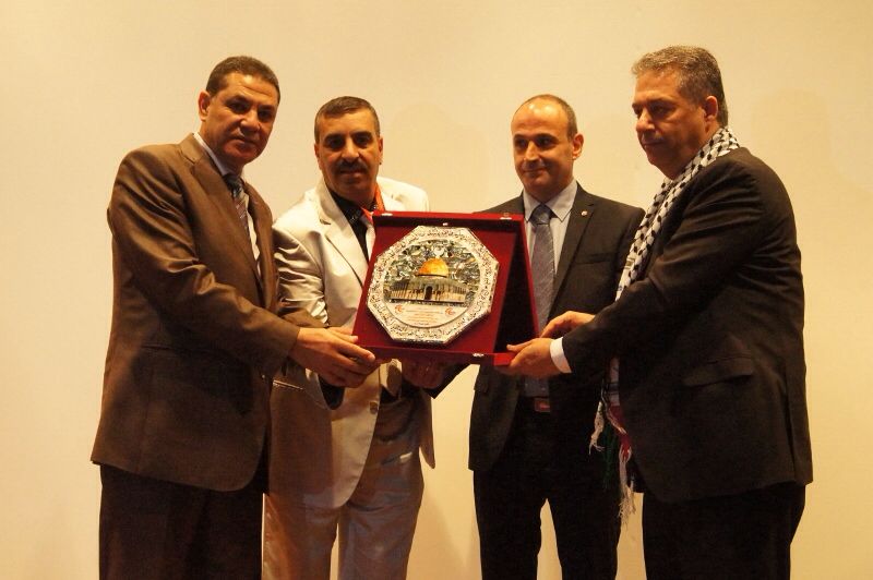 دبور يتسلم درع تكريمي في الموتمر العلمي الثامن