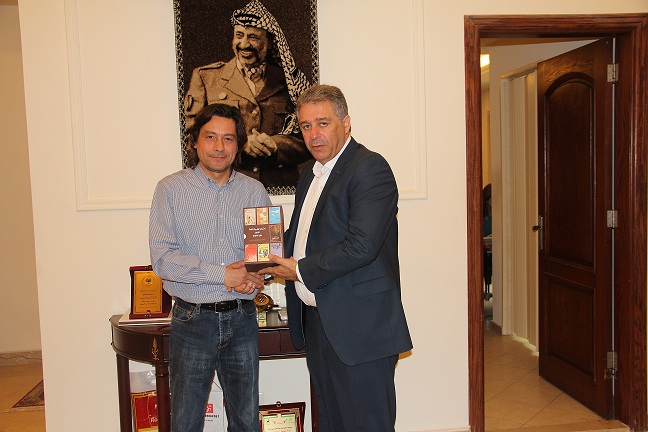 بسيسو يقدم الاعمال النثرية الكاملة لرئيس عباس