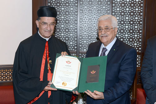 عباس يقدم وسام نجمة القدس الى الراعي