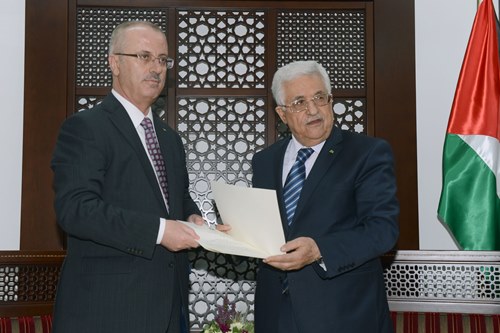 الرئيس يكلف الحمد الله بتشكيل حكومة الوفاق الوطني