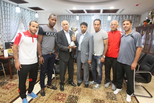 الرجوب يتسلم كأس التحدي من كابتن المنتخب الوطني