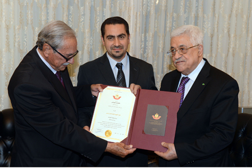 الرئيس يمنح الشهيد كمال ناصر وسام نجمة الشرف