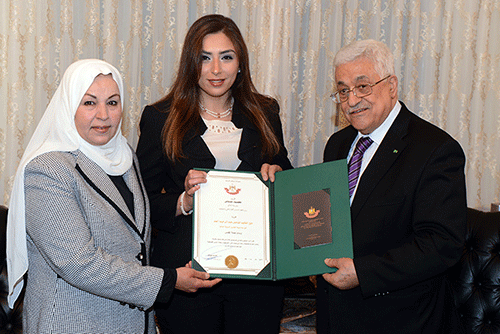 الرئيس يمنح الفقيد عبد الرحيم أحمد وسام نجمة القدس