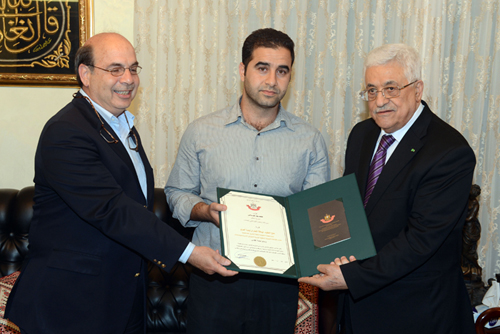 الرئيس يمنح الفقيد إيليا خوري وسام نجمة القدس