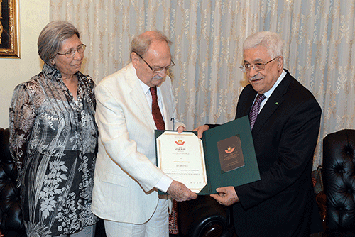 الرئيس يمنح فاروق القاضي وسام الاستحقاق والتميز