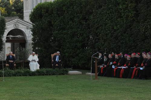 الرئيسان عباس وبيريز والبابا يتضرعون الى الله من أجل السلام