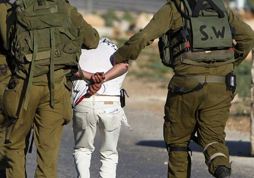 قوات الاحتلال تعتقل ثلاثة مواطنين من نابلس