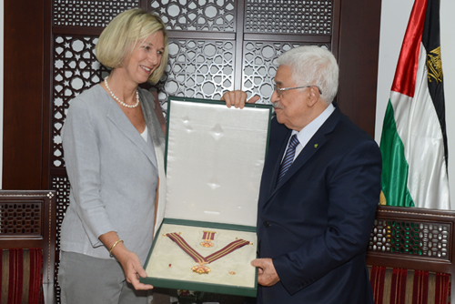 الرئيس يقلد ممثلة هولندا وسام نجمة القدس من الدرجة الوسطى