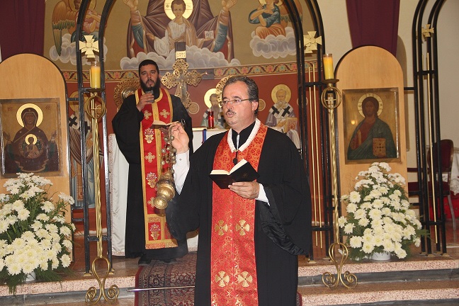 تراتيل دينية وإضاءة شموع لأرواح شهداء غزة  في مخيم ضبية في لبنان