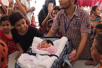 العشرات ولدوا في المدارس : مواليد الحرب فاقوا عدد الشهداء