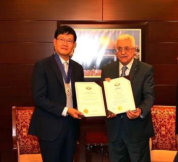 الرئيس يمنح السفير الكوري ميدالية الاستحقاق والتميز الذهبية