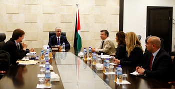 الحمد الله يطلع وفدا برلمانيا بريطانيا على آخر التطورات الفلسطينية