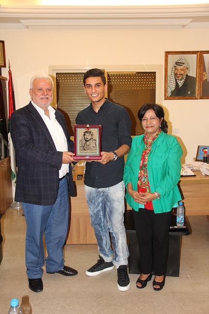 ابو العردات يكرم الفنان محمد عساف