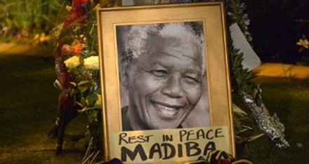 باسم الرئيس: عريقات وسفير فلسطين يضعان إكليلا من الزهور على قبر مانديلا