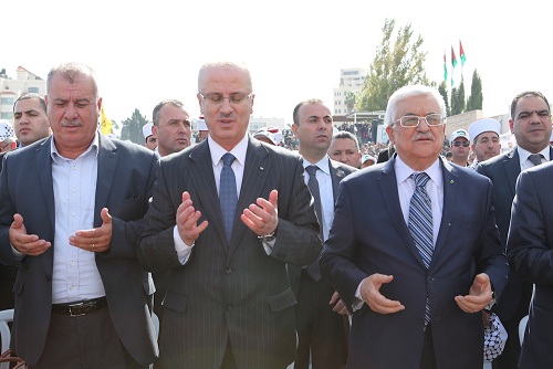 الرئيس يضع إكليلا من الزهور على ضريح عرفات في الذكرى العاشرة لاستشهاده