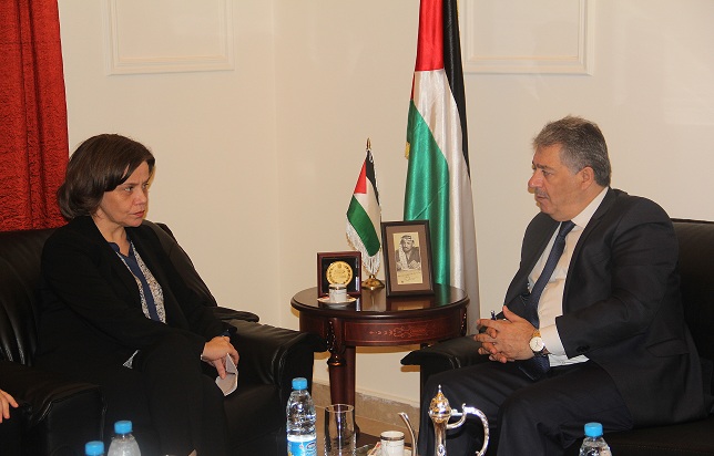 دبور يستقبل مدير عام الانروا اوزيكولا