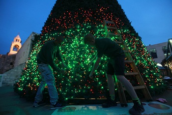 شجرة الميلاد في بيت لحم مضاءة بألوان العلم الفلسطيني