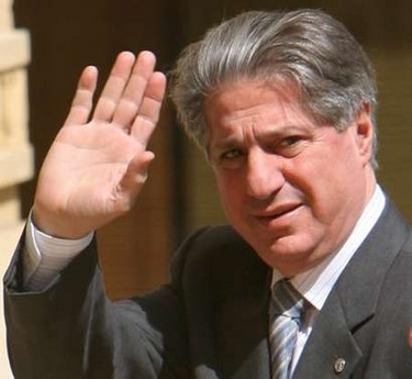 الرئيس يتلقى اتصالا هاتفيا من الرئيس أمين الجميل