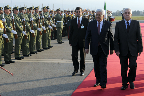 الرئيس يصل الجزائر