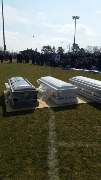 اتهام لوسائل الإعلام الأمريكية بعدم الحياد.صور وفيديو:آلاف المسلمين يشيعون ضحايا كارولينا المسلمين