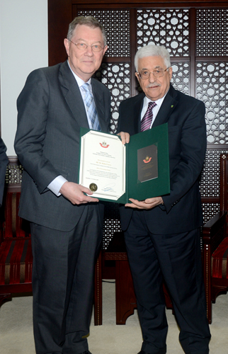 الرئيس يقلّد روبرت سيري وسام نجمة القدس