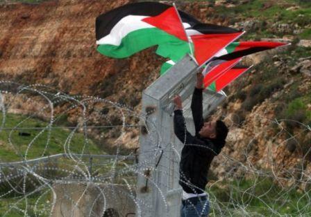 بيت لحم: نشطاء يرفعون العلم الفلسطيني على معسكر لجيش الاحتلال