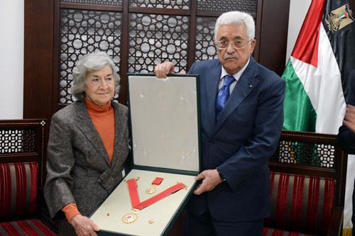 الرئيس يمنح الراحل الشاعر معين بسيسو وسام الاستحقاق والتميز الذهبي