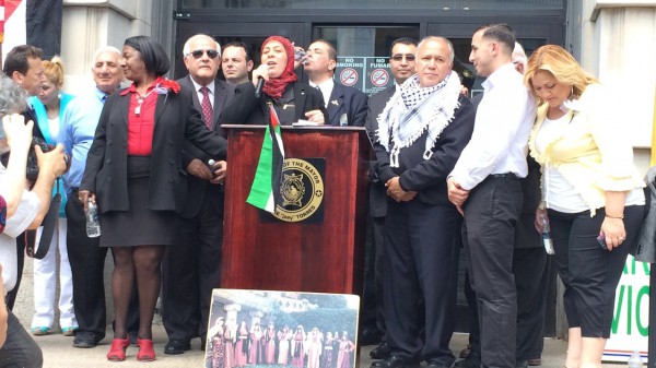 العلم الفلسطين يرفرف على سارية بلدية باترسون في ولاية نيوجرسي الأميركية