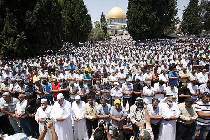 آلاف المُصلين يتدفقون على الأقصى لأداء الجمعة الأولى في رحابه