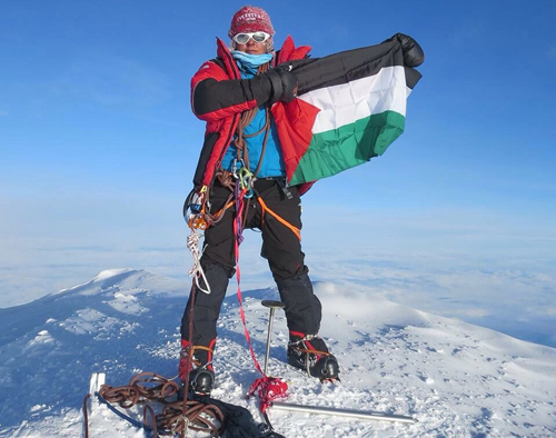 علم فلسطين يرفرف على أعلى قمة جبل في الولايات المتحدة الأميركية