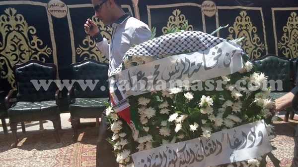 اكليل زهور باسم الرئيس على ضريح الفنان نور الشريف