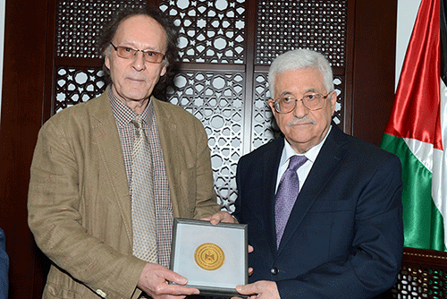 الرئيس يمنح المخرج العراقي قيس الزبيدي مواطنة الشرف الفلسطينية