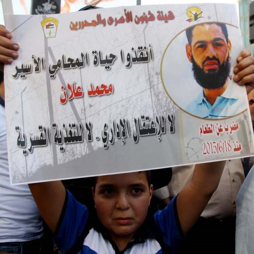 الأسير علّان يستيقظ من غيبوبته وهو ماض في إضرابه ويرفض الإبعاد