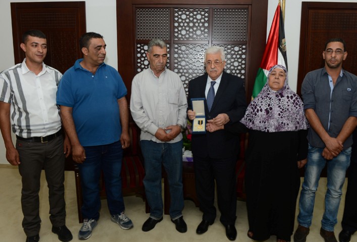 الرئيس يمنح مصطفى أبو ليل وعائلته نوط القدس