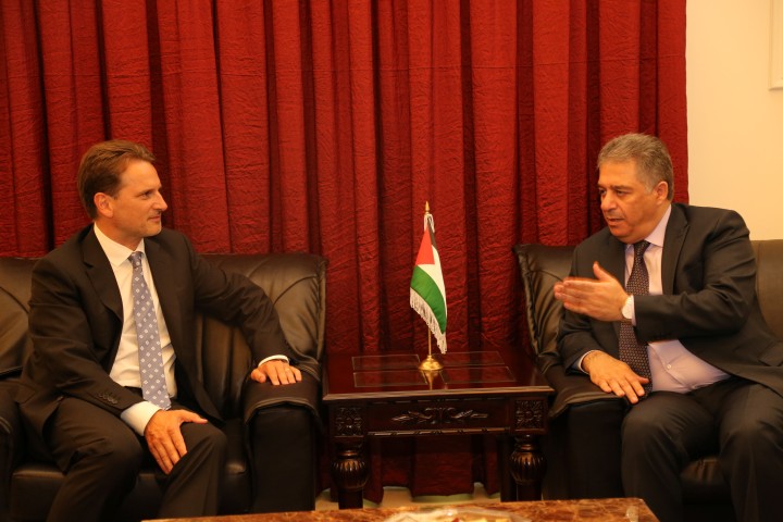 دبور يستقبل المفوض العام للانروا كراهينبول